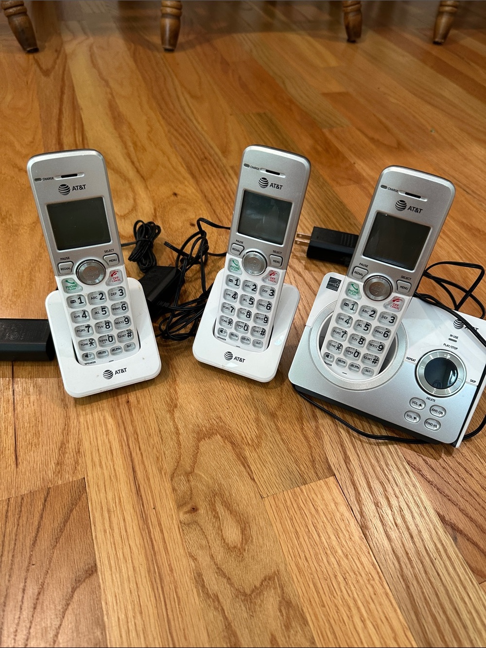 AT&T Cordless Phone Set EL52319 3 phones and answering machine dock handheld
